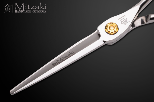 Mitzaki "Nisu"  ein Scherenset in  5,5 ZOLL oder in 6.0 ZOLL aus hochwertigem Japanstahl, perfekt  zum Slicen und allen anderen Arbeiten am Haar, ausgeprägter HOHLSCHLIFF, incl. Öler Lederetui & Zubehör
